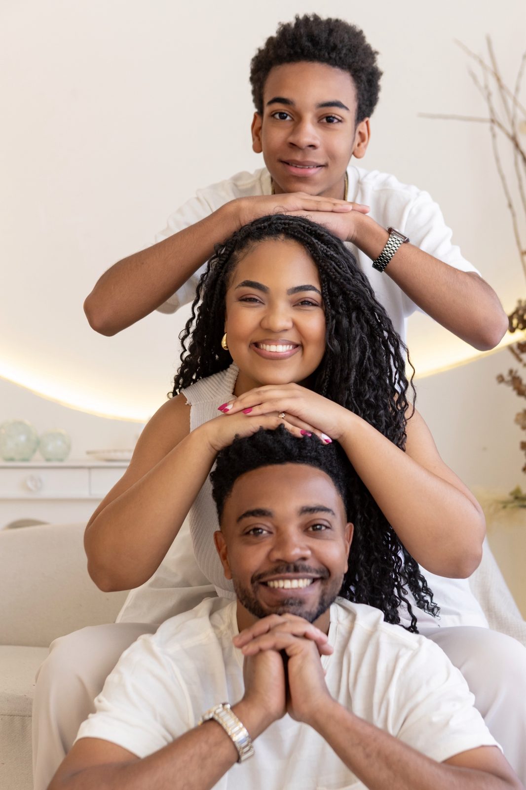 Retrato de família sorrindo em ambiente claro