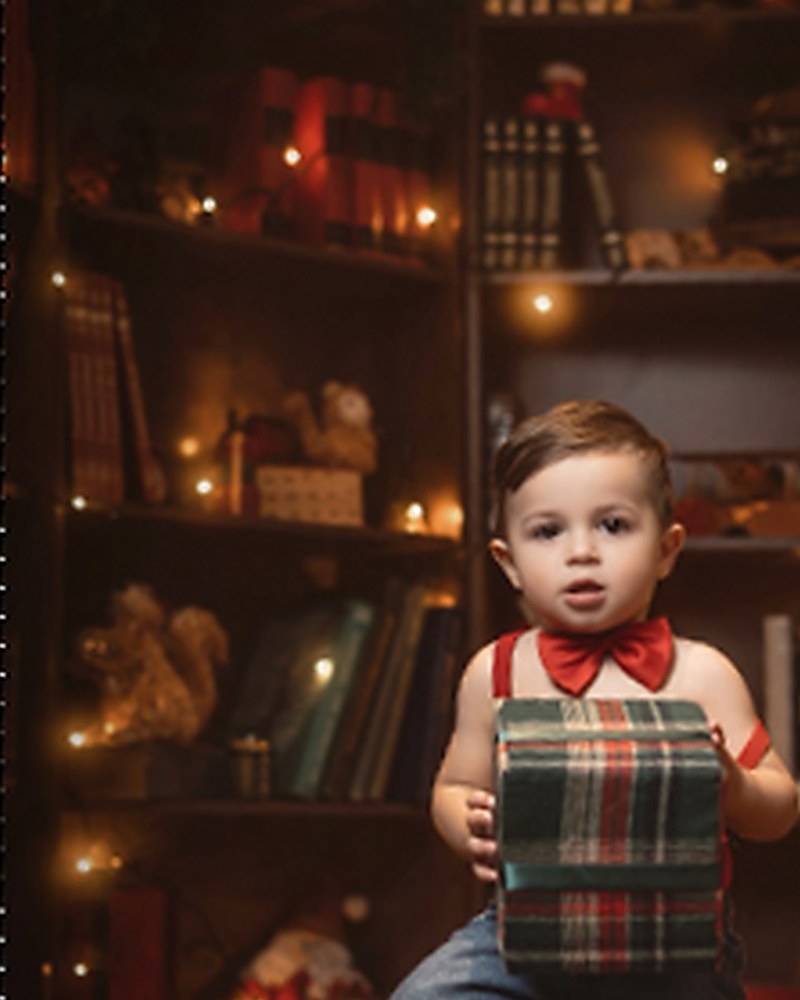 Menino no cenário natalino de biblioteca