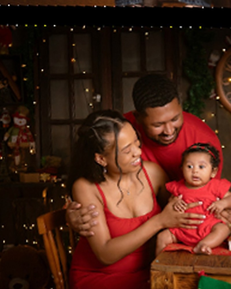 Mãe e bebê entre presentes de Natal