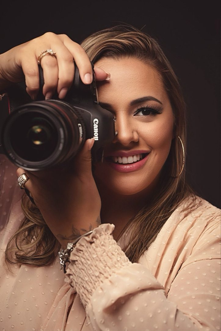Eliane Santos, fotógrafa e fundadora do Estúdio Lia, com sua câmera